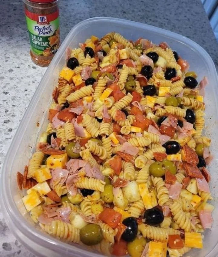 Receita de salada de massa fresca com legumes e molho saboroso