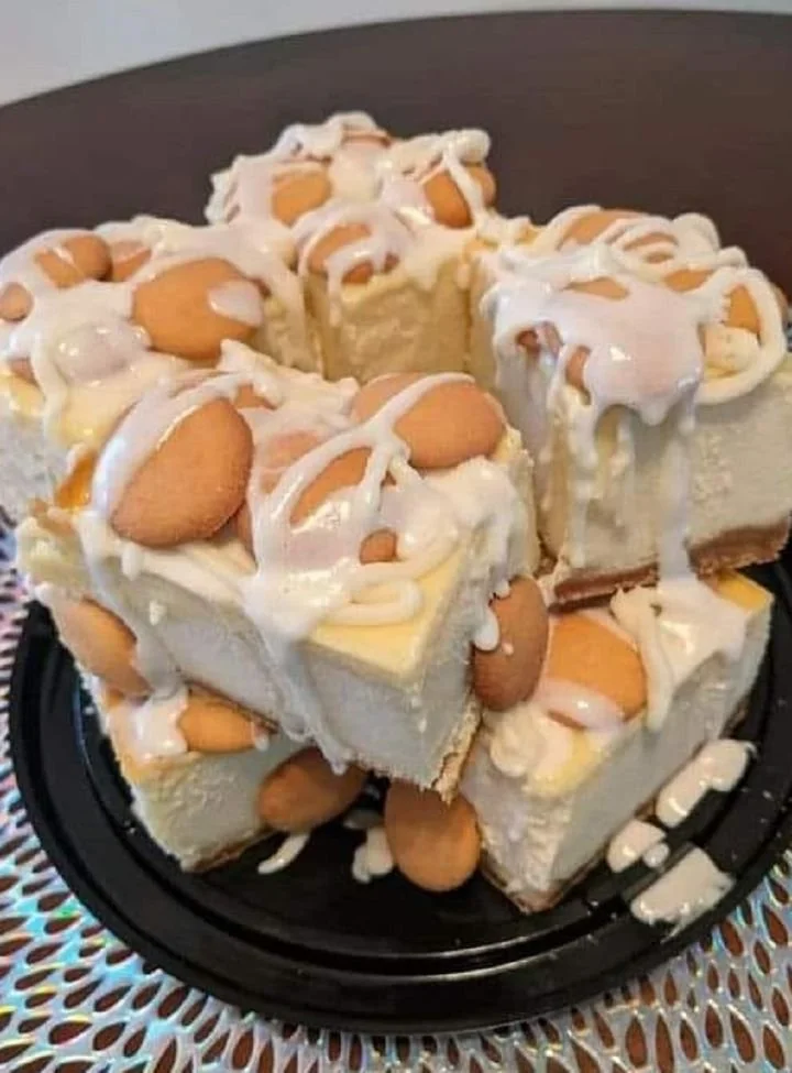 Barras de cheesecake de pudim de banana em um prato decorativo