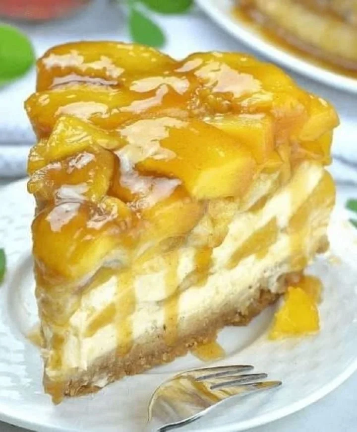 Delicioso Cheesecake de Pêssego com cobertura de pêssegos frescos