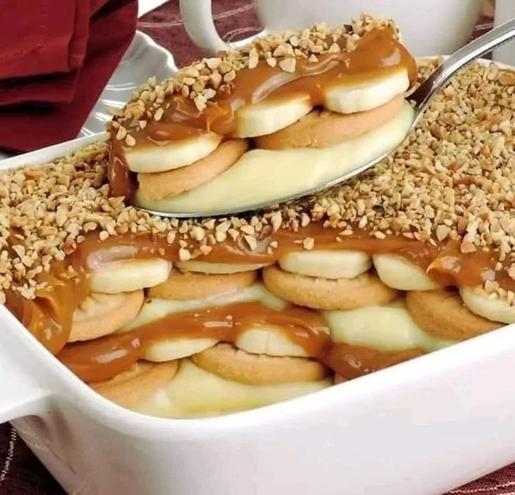 Pavê de Banana com Doce de Leite em um prato decorado.