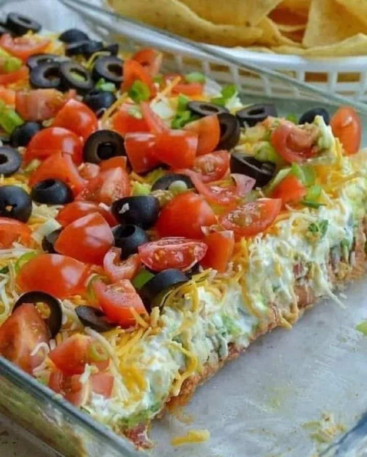 Camadas de taco prontas para servir, recheadas com ingredientes saborosos.